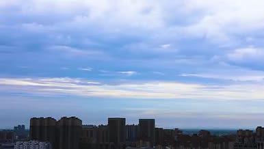 蓝天白云、大山高楼视频的预览图